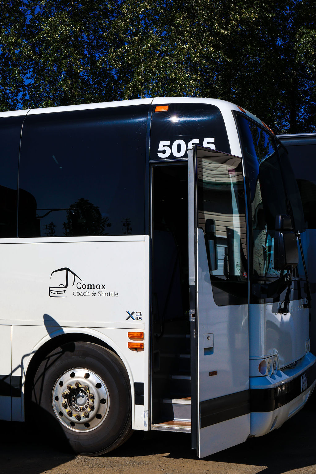 Coach 5055 — Boarding