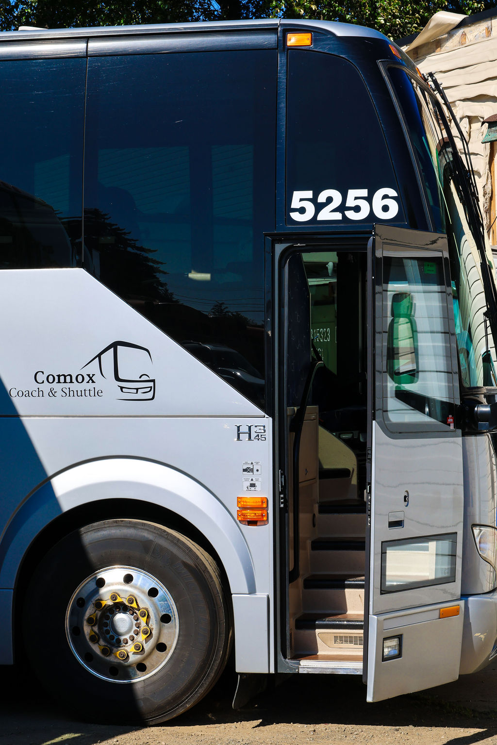 Coach 5256 — Boarding